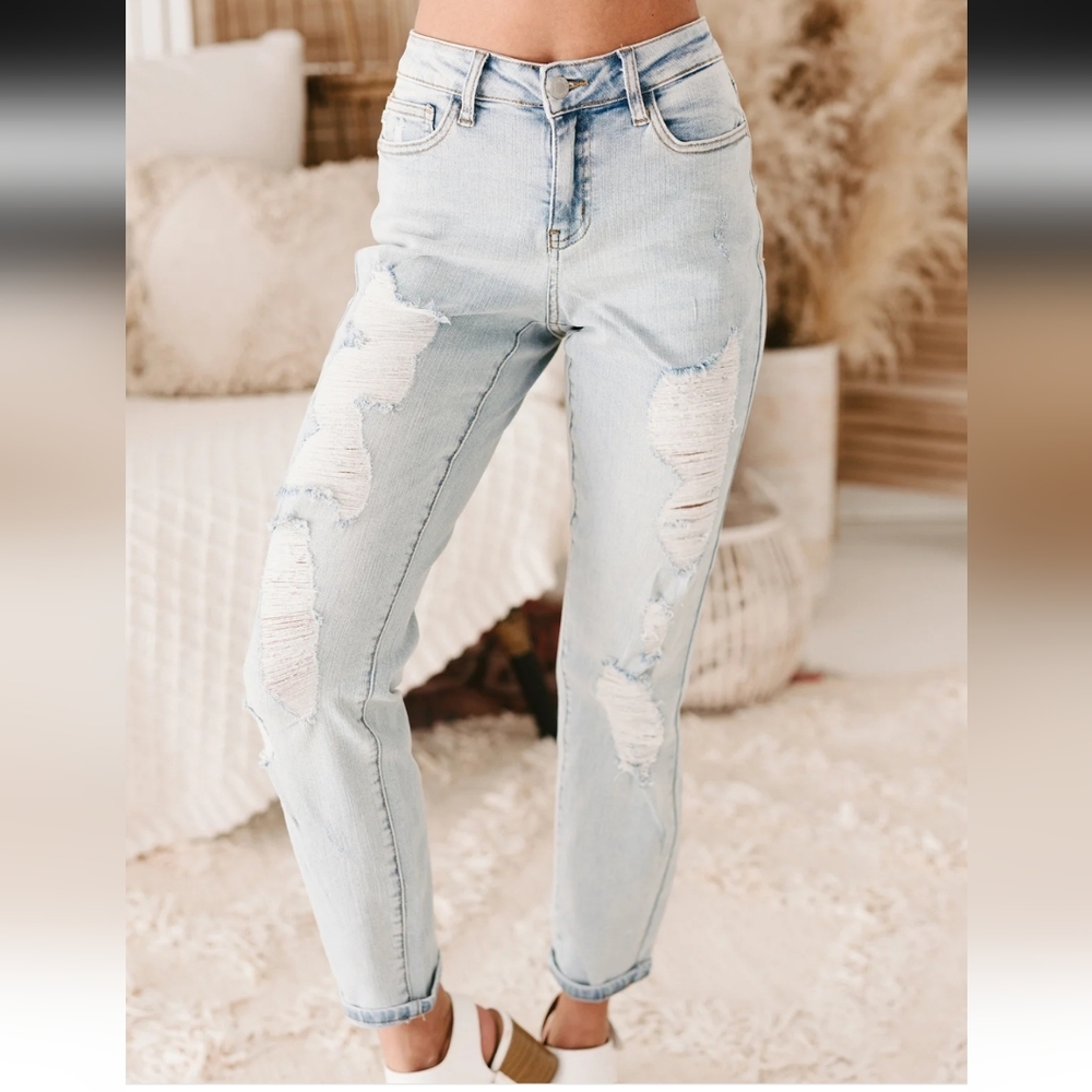 Judy Blue Light Wash Distressed Boyfriend Jeans 8878